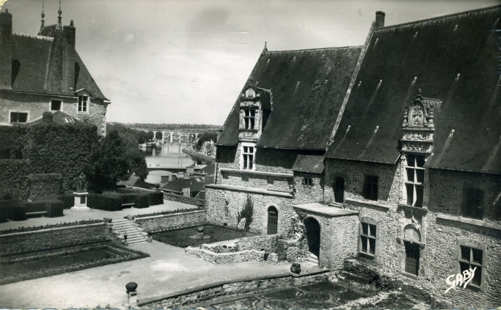 Le Château et le Viaduc (carte postae de 1960) - Laval