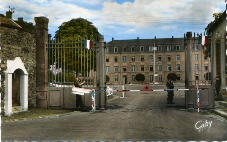 La Caserne Schneider (carte postale de 1960) - Laval