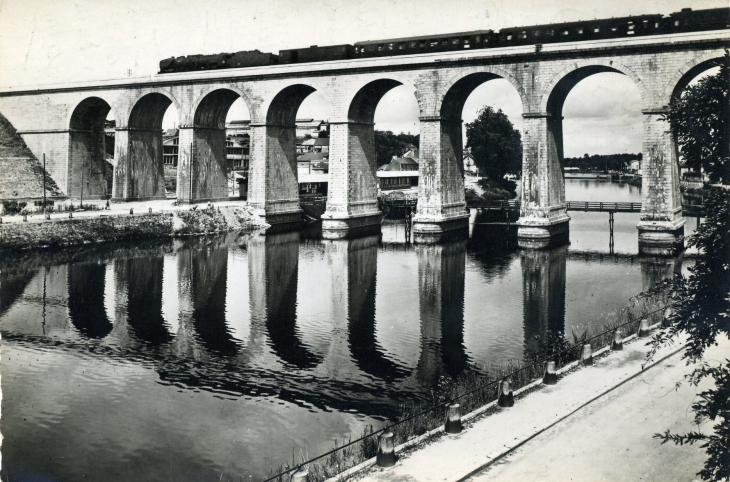 Le Viaduc et la Mayenne (carte postale de 1950) - Laval