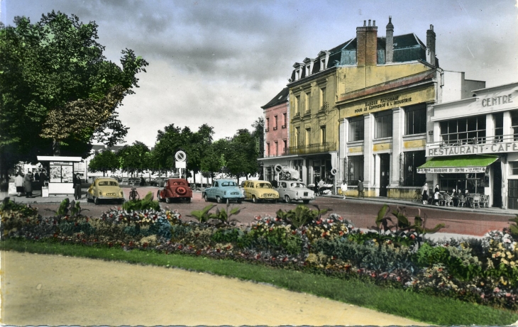 Place du 11 novembre (carte postale de 1950) - Laval