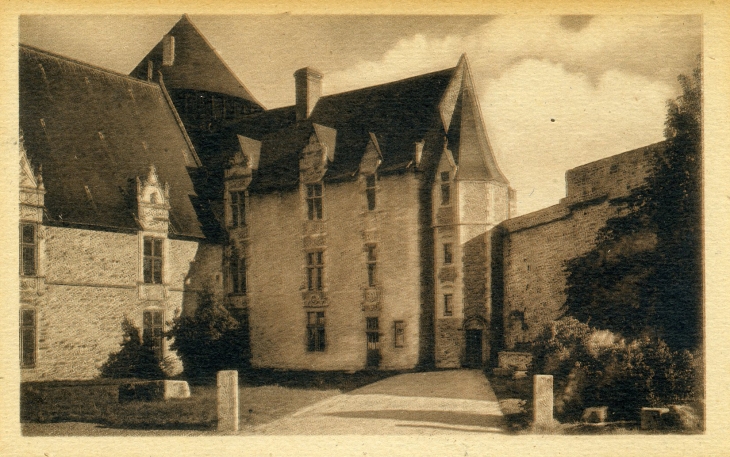 Tour du Château (carte postale de 1920) - Laval