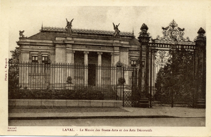 Le Musée des Beaux-Arts et des Arts décoratifs (carte postale de 1905) - Laval