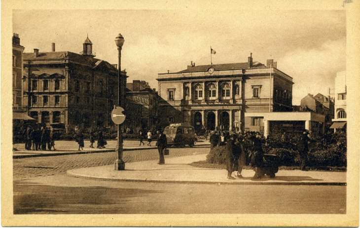 Place du 11 Novembre (carte postale de 1905) - Laval