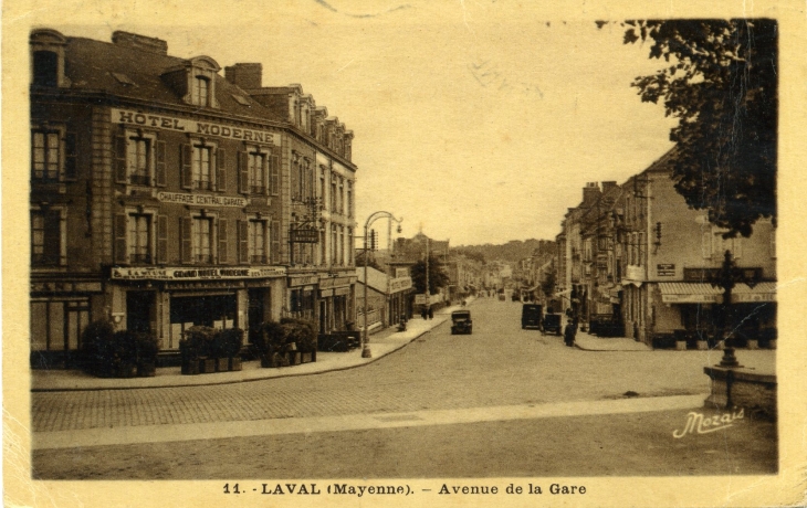 Avenue de la Gare (carte postale de 1930) - Laval