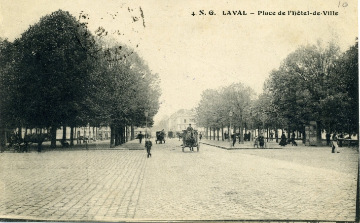 Place de l'Hôtel-de-Ville (carte postale de 1916) - Laval