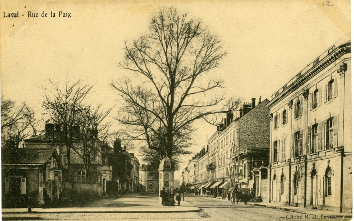 Rue de la Paix ( carte postale de 1905) - Laval