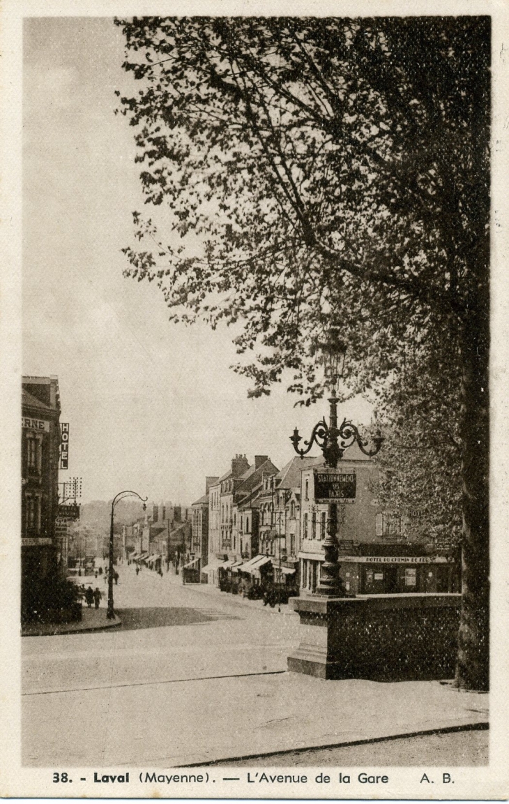 L'Avenue de la Gare (carte postale de 1905) - Laval