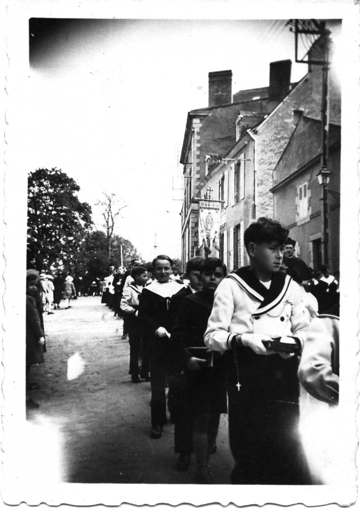 Photo prise le 2 mai 1937, rue des Fossés, lors d'une procession. - Laval