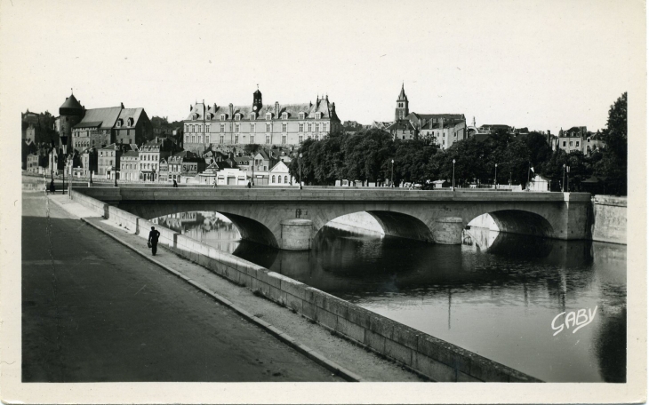 Le Pont Neuf (carte postale de 1950) - Laval