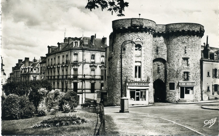 La porte Beucheresse (carte postale de 1950) - Laval