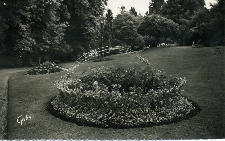 Jardin de la Perrine (carte postale de 1950) - Laval