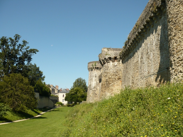 Vestiges significatifs des murailles. - Laval