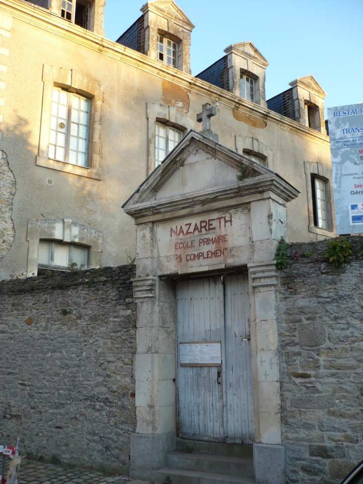 Entrée de l'école primaire Nazareth en 1950. Rue de l'Ancien Evèché. - Laval