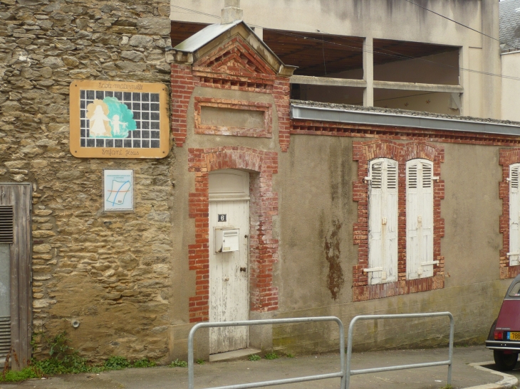 Ancienne entrée de l'école maternelle privée de L'enfant Jésus, Rue du Colonel Flatters. - Laval