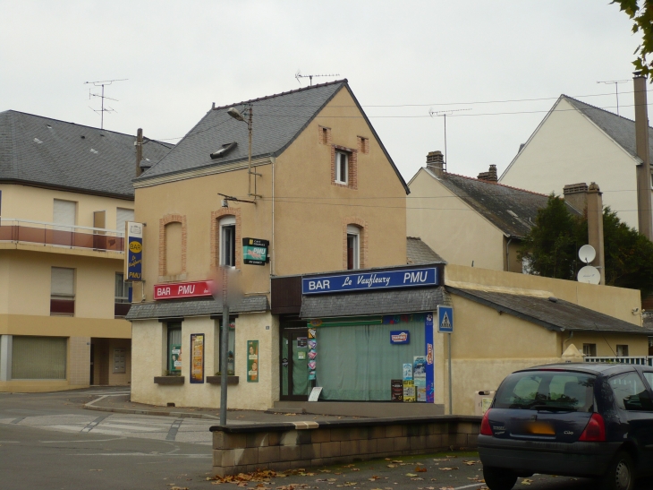 Carrefour rue de Vaufleury et rue Lemercier de Neuville. - Laval