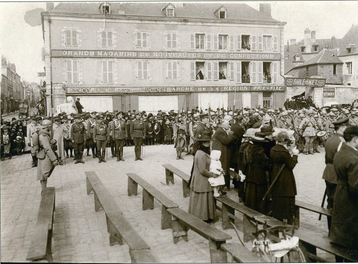 Place de la Mairie. Revue des Troupes Russes en 1916 (cliché des Archives de la Mayenne) - Laval