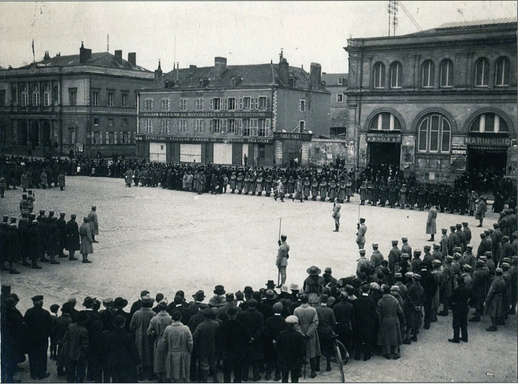 Place de la Mairie. Revue des Troupes Russes en 1916 (cliché des Archives de la Mayenne) - Laval