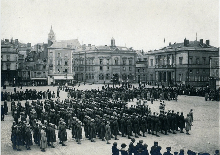 Place de la Mairie. Revue des Troupes Russes en 1916 (cliché des Archives de la Mayenne) - Laval