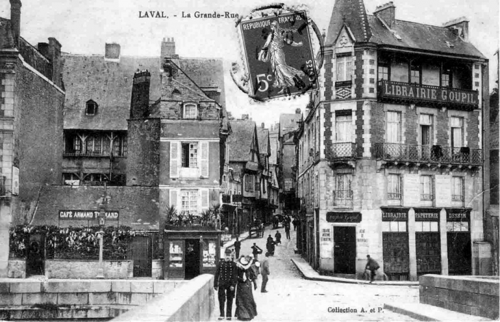 Vers 1910, la Grande Rue (carte postale ancienne). - Laval