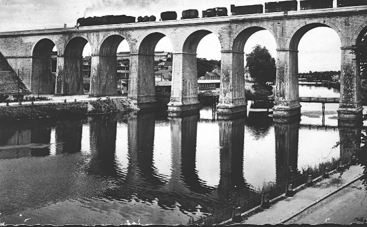 Le viaduc, vers 1950 (carte postale ancienne). - Laval