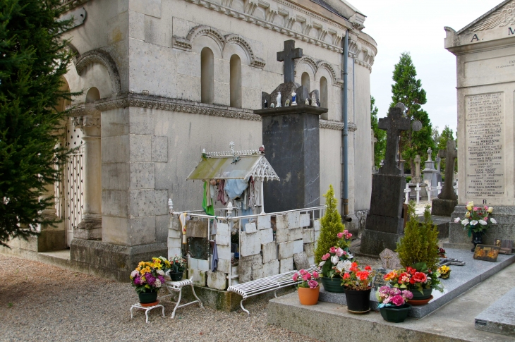 Tombe du Père Joseph Coincé mort le 10 mai 1833. On peut lire encore gravé sur la stèle  - Laval