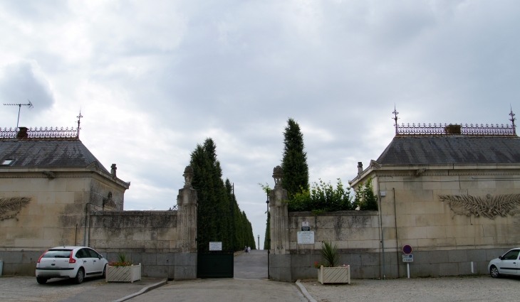 L'entrée du cimetière Vaufleury. - Laval