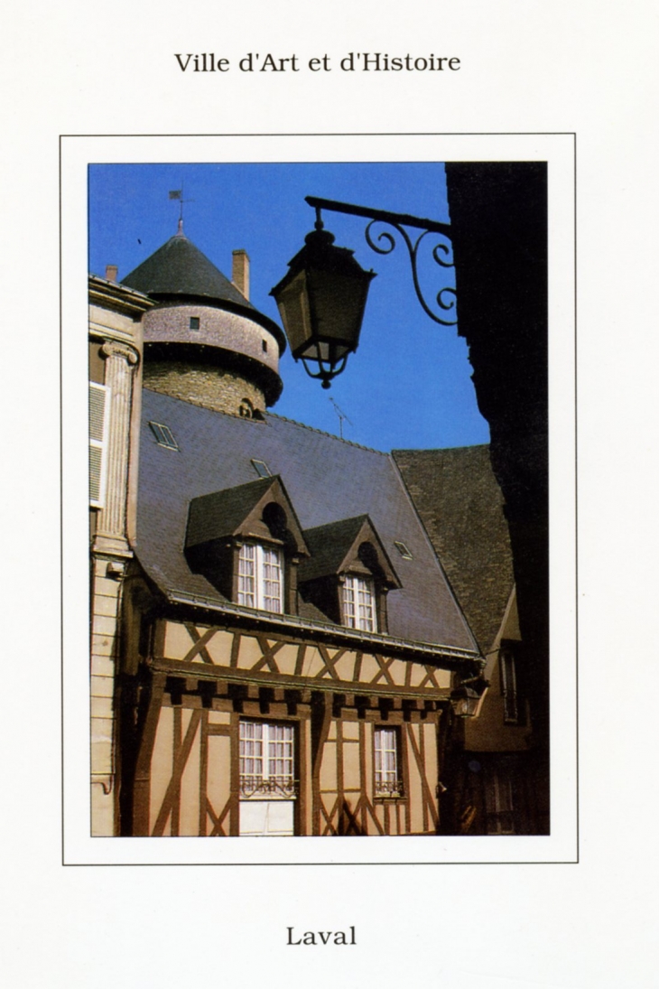 Façade du centre ancien et donjon du château vue de la Grande Rue (carte postale 1990). - Laval