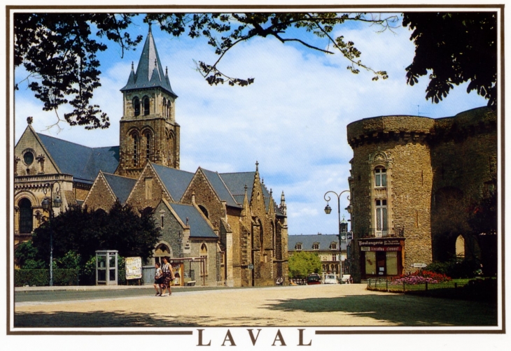 La Cathédrale et la Porte Beucheresse, vers 1990 (carte postale). - Laval