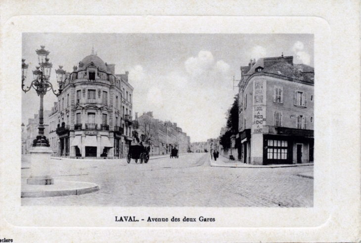 Avenue des deux gares, vers 1918 (carte postale ancienne). - Laval