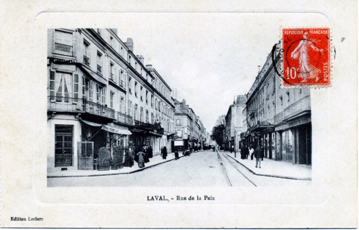 Rue de la Paix, vers 1914 (carte postale ancienne). - Laval