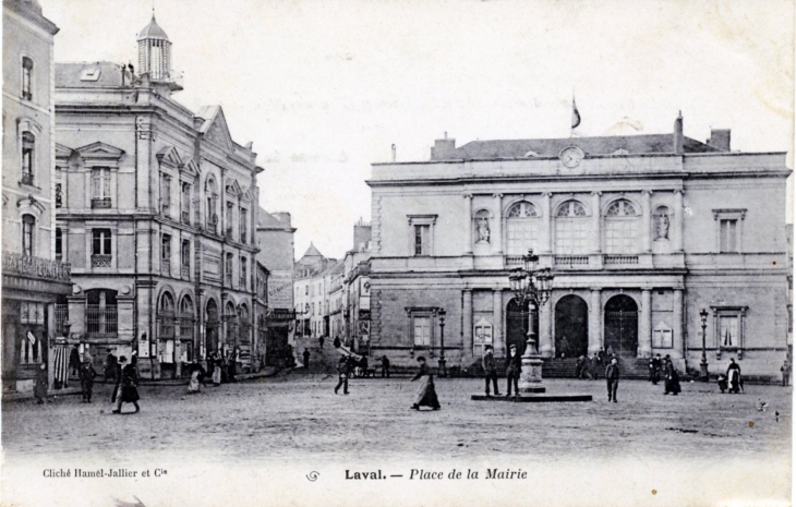 Place de la Mairie, vers 1904 (carte postale ancienne). - Laval