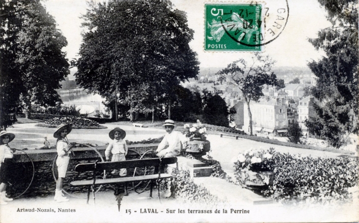 Sur les Terrasses de la Perrine, vers 1913 (carte postale ancienne). - Laval