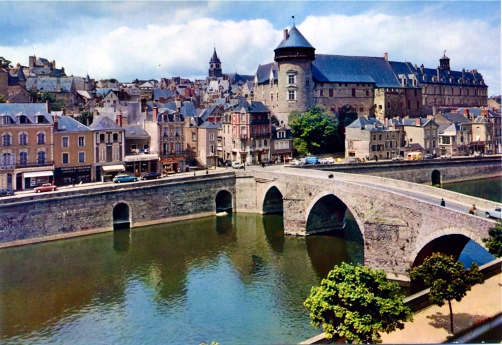 Le Château et le vieux Pont, vers 1970.(carte postale). - Laval