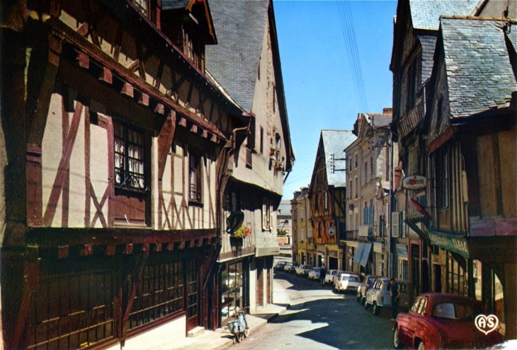 La Grande Rue et ses vieilles maisons, vers 1970 (carte postale). - Laval