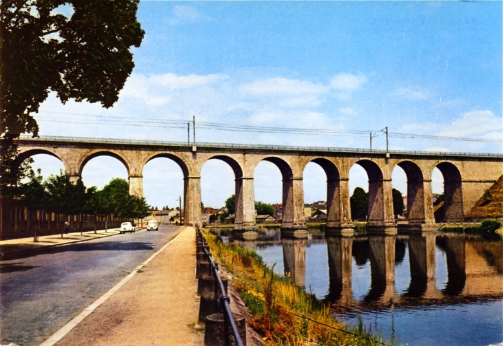 Vers 1970, Le Viaduc sur la Mayenne (carte postale). - Laval