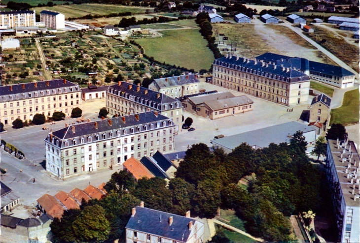 Vers 1960, La Caserne Schneider (carte postale). - Laval