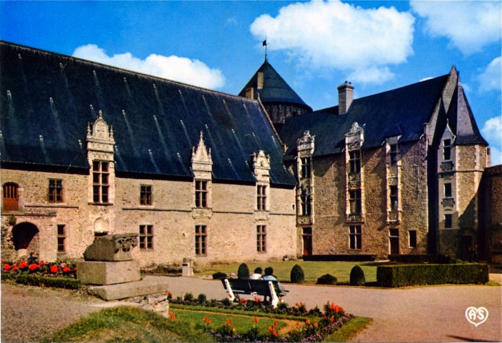 Vers 1970, Le Château et les Jardins (carte postale). - Laval