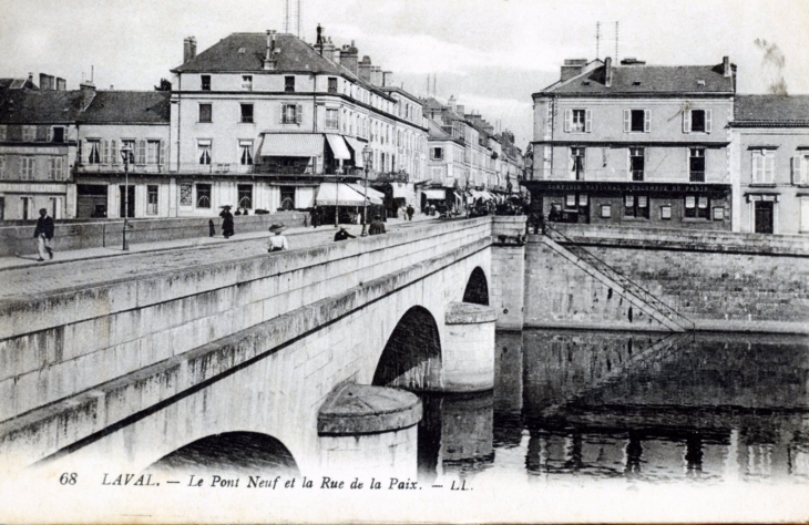 Le Pont Neuf et la rue de la Paix, vers 1918 (carte postale ancienne). - Laval