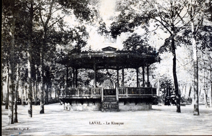 Le Kiosque, vers 1910 (carte postale ancienne). - Laval