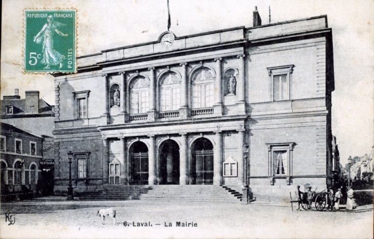 La Mairie, vers 1910 (carte postale ancienne). - Laval