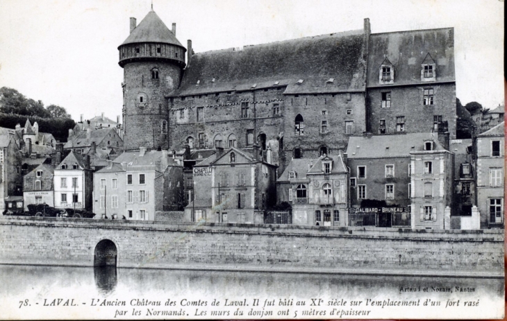 L'ancien château des Comtes de Laval, vers 1916 (carte postale ancienne).