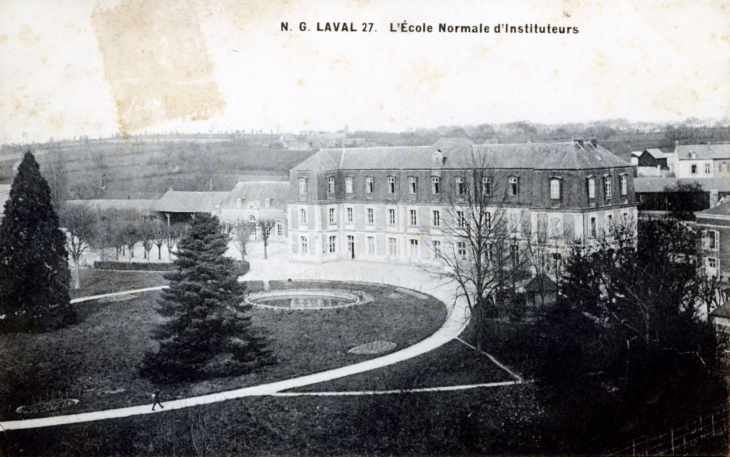 L'école normale d'Instituteurs, vers 1910 (carte postale ancienne). - Laval