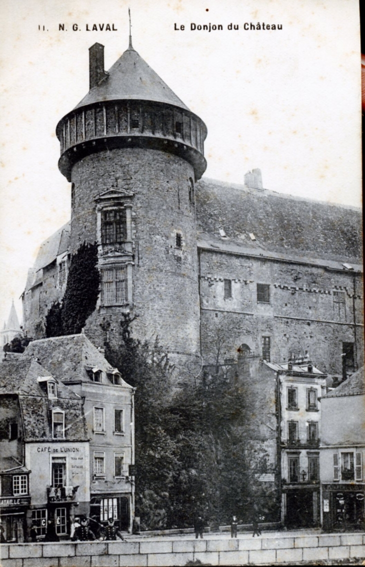 Le Donjon du Château, vers 1910 (carte postale ancienne). - Laval