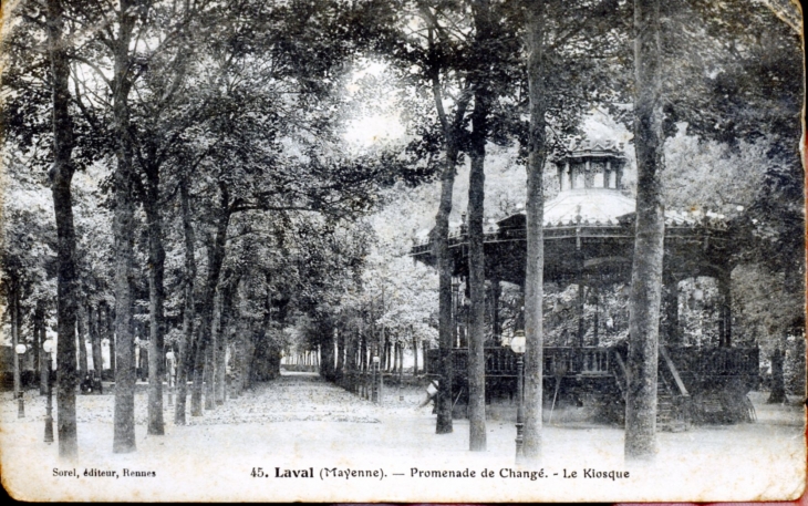 Promenade de Changé, le Kiosque, vers 1914 (carte postale ancienne). - Laval