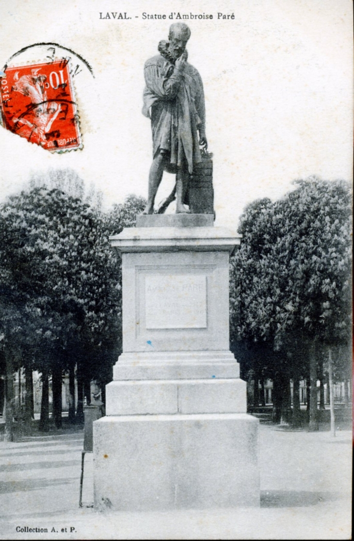 Statue Ambroise Paré, vers 1914 (carte postale ancienne). - Laval