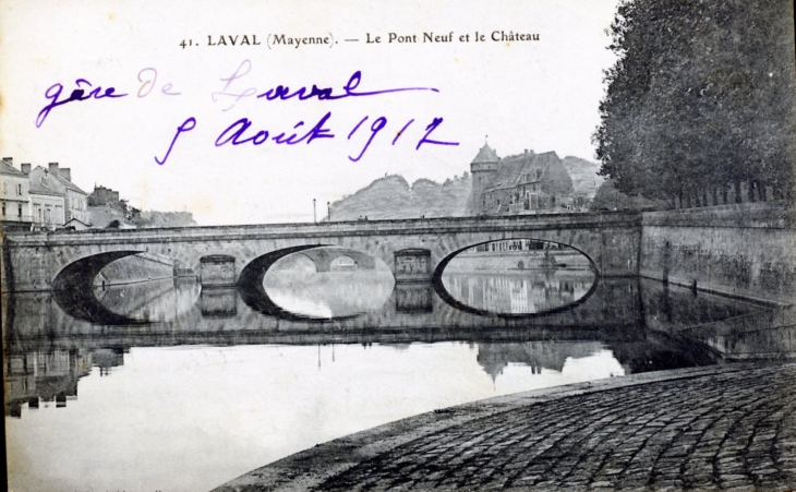 Le Pont Neuf et le Château, vers 1917 (carte postale ancienne). - Laval