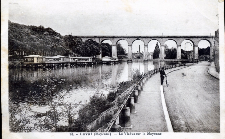 Le Viaduc sur la Mayenne, vers 1935 (carte postale ancienne). - Laval