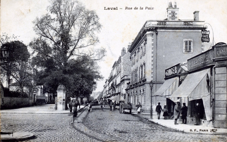 Rue de la Paix, vers 1912 (carte postale ancienne). - Laval