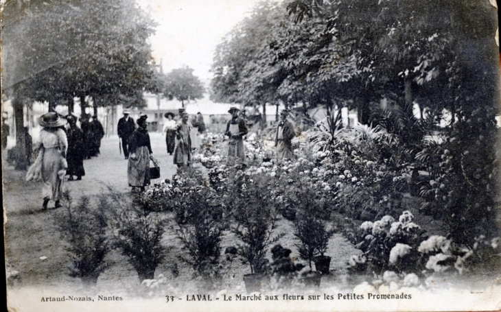 Le Marché aux fleurs sur les petites promenades, vers 1915 (carte postale ancienne). - Laval