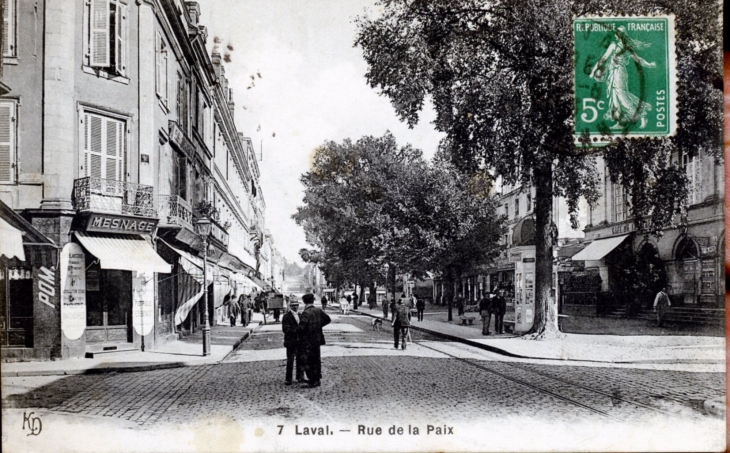 Rue de la Paix, vers 1913 (carte postale ancienne). - Laval